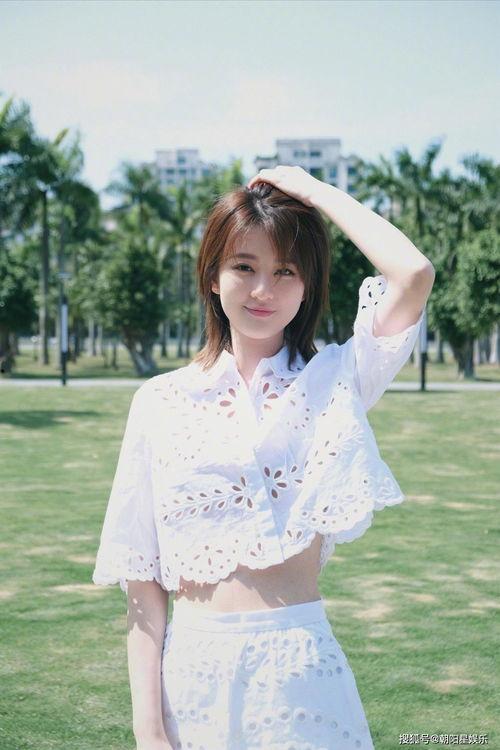 浴袍出镜的娱乐吃瓜博主